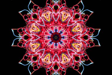 Parlak çok renkli ipliklerin soyut şekli, 3B efektli siyah bir arkaplanda izole edilmiş.