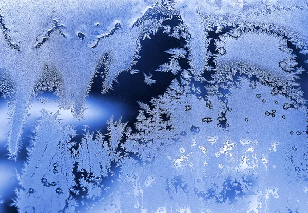 冬のガラスの上で氷のパターンを閉じ 自然な質感 — ストック写真