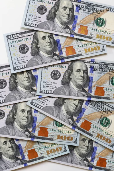 Αρκετά Χαρτονομίσματα Των Εκατό Αμερικανικών Δολαρίων Λευκό Φόντο — Φωτογραφία Αρχείου