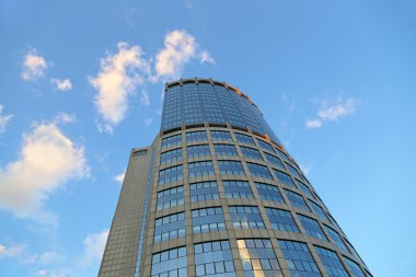 Akşam gökyüzü beyaz bulutlar ile modern Binası