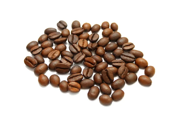 Granos de café sobre blanco — Foto de Stock