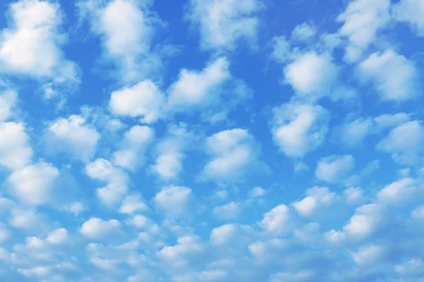 Blauer Himmel mit weißen Wolken — Stockfoto