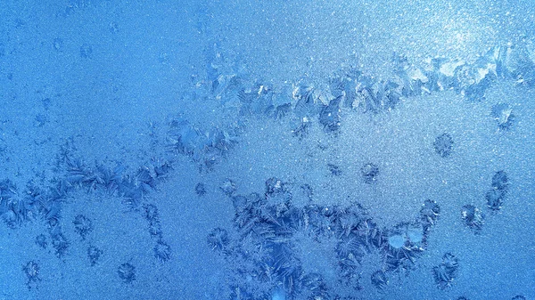 Patrón de hielo en vidrio de invierno —  Fotos de Stock