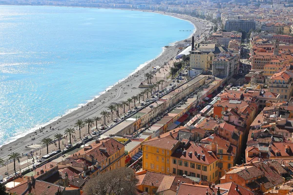 Panorámás kilátás nyílik a tavaszi szép tengerpart, és a régi város, a francia Riv — Stock Fotó