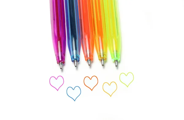 Jasne, kolorowe długopisy i streszczenie serca — Zdjęcie stockowe