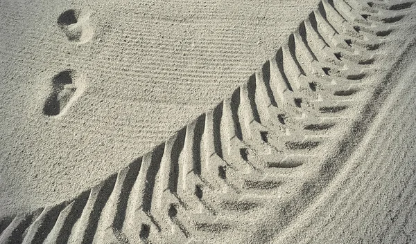 Rastros en la arena de la playa — Foto de Stock