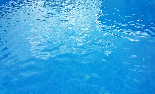 Apă ruptă albastră în piscină — Fotografie, imagine de stoc