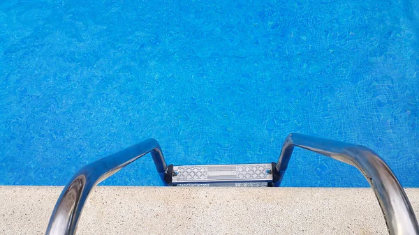 Escalera de una piscina —  Fotos de Stock