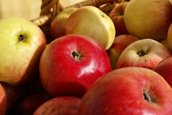 Close-up van rijp appels in een mand — Stockfoto