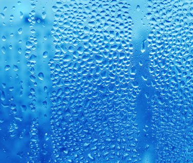 Su bardağa düşer.