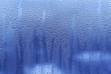 Su bardağa düşer.