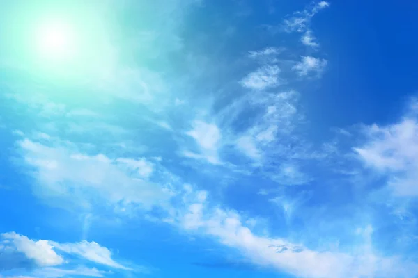 Cielo azul con nubes y luz solar — Foto de Stock