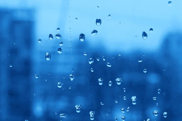 Gouttes d'eau sur verre de fenêtre turbide — Photo