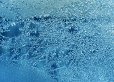 Kış camında buz deseni