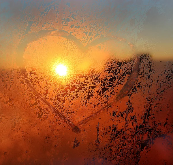 Coração desenhado na janela de inverno congelada — Fotografia de Stock