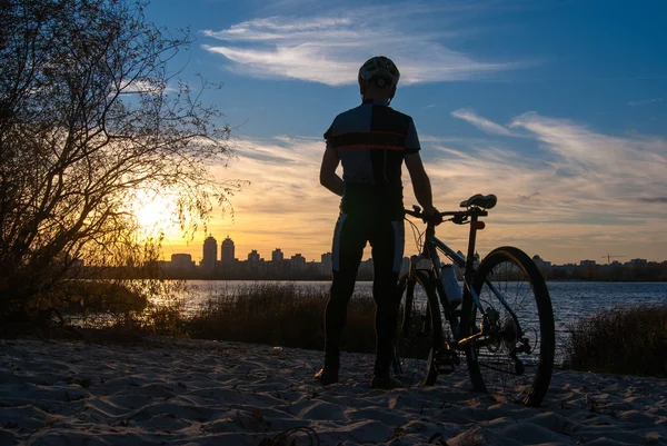 Homem com bicicleta de montanha — Fotografia de Stock