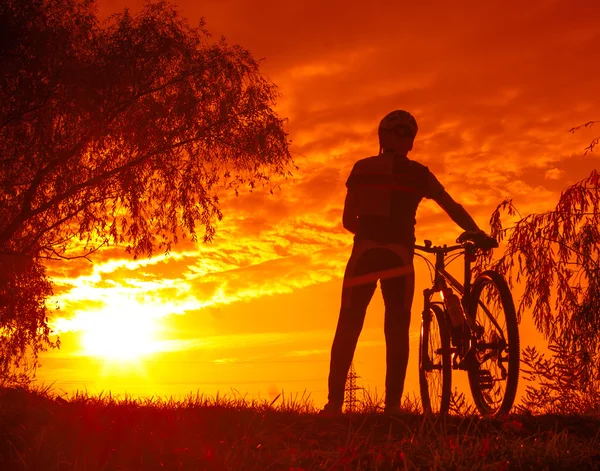 Homem com bicicleta de montanha — Fotografia de Stock