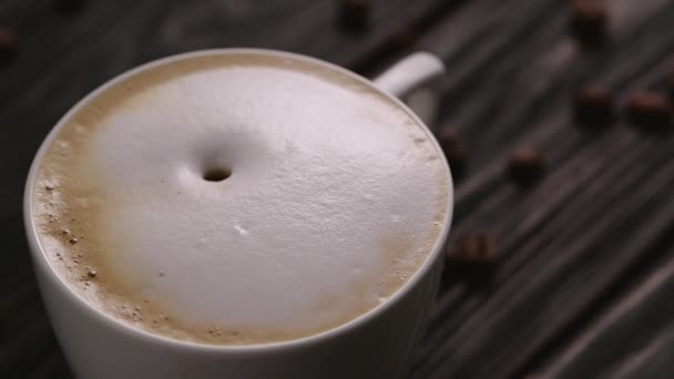 Kaffe droppar i koppen på bordet — Stockvideo