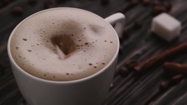 Onherkenbaar persoon die suiker aan koffie toevoegt — Stockvideo