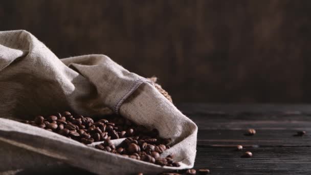 Granos de café cayendo en bolsa — Vídeo de stock
