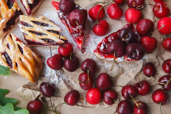 Beeren und Kuchen auf Papier — Stockfoto