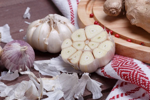 Frische Gewürze auf dem Schreibtisch — Stockfoto