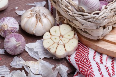 bir masa üzerine taze baharatlar