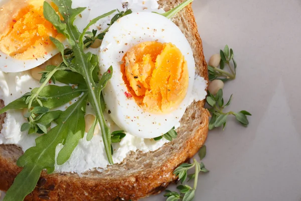 Smörgås med ägg — Stockfoto