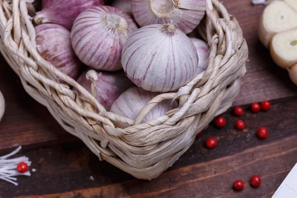 Frische Gewürze auf dem Schreibtisch — Stockfoto