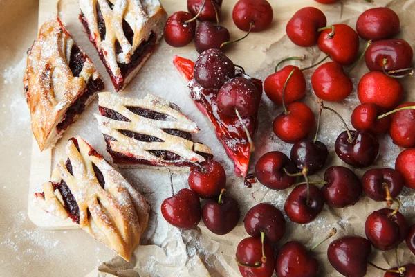 Beeren und Kuchen auf Papier — Stockfoto