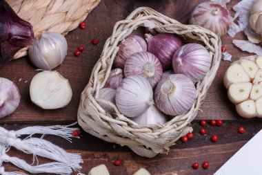 bir masa üzerine taze baharatlar