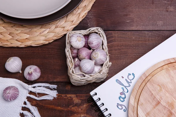 Knoblauch auf dem Schreibtisch — Stockfoto