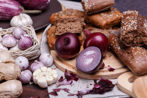 Cebola, pão e alho — Fotografia de Stock