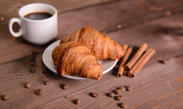Kaffee und Croissant — Stockfoto