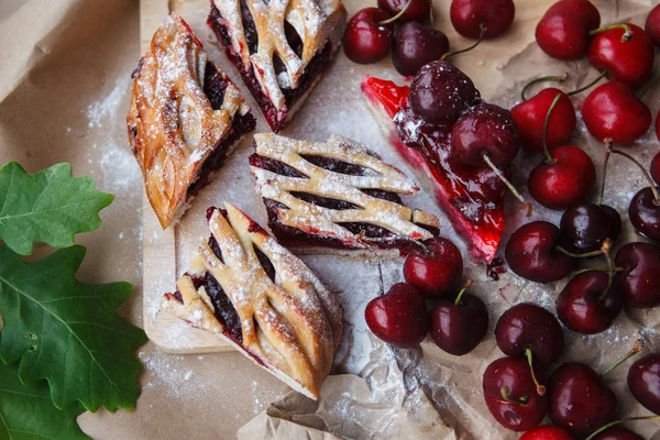 Beeren und Kuchen auf Papier — Stockfoto