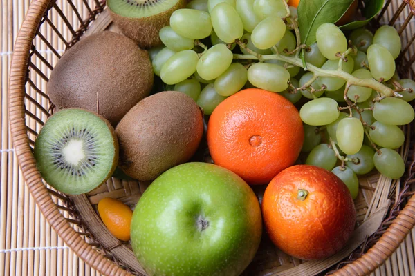 Cesta de frutas — Fotografia de Stock