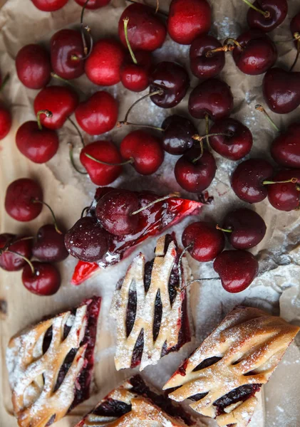 Beeren und Kuchen auf Papier — Stockfoto