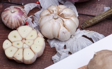 bir masa üzerine taze baharatlar