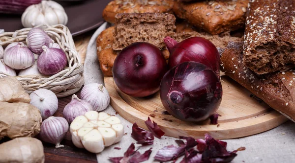 Onion, bread and garlic — Stock Photo, Image