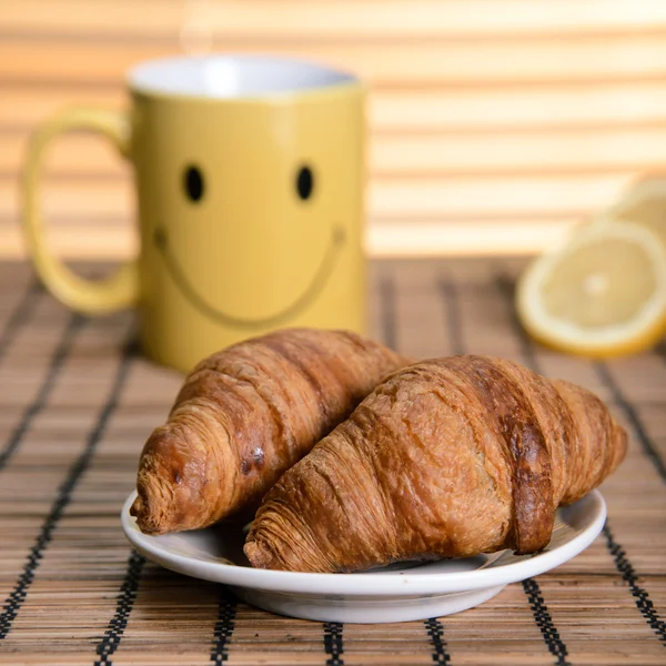 Kaffee und Croissant — Stockfoto