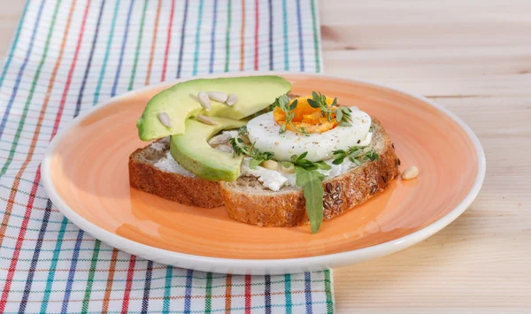 Бутерброди з яйцями та авокадо — стокове фото