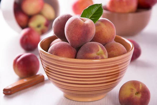 Frische Pfirsiche in einer Schüssel — Stockfoto