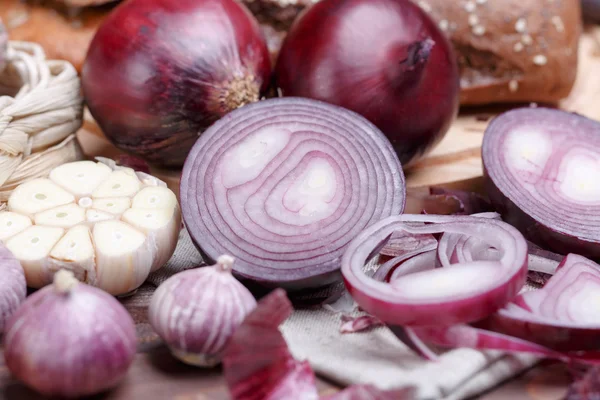 Zwiebeln, Brot und Knoblauch — Stockfoto