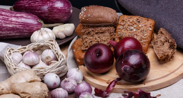 Cebola, pão e alho — Fotografia de Stock