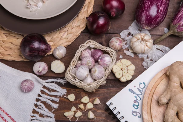 Knoblauch und Zwiebeln — Stockfoto