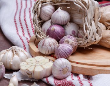 bir masa üzerine taze baharatlar