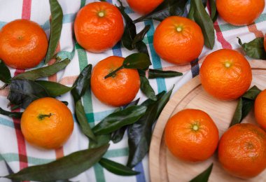 Bir plaka üzerinde taze mandalina