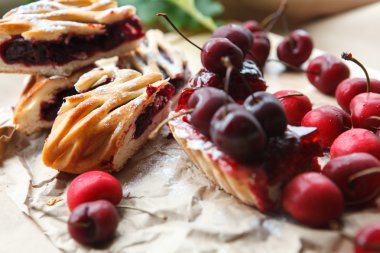 çilek ve kek kağıt üzerinde