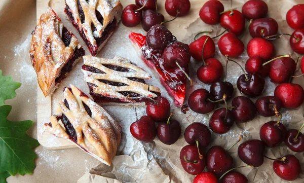 Beeren und Kuchen auf Papier — Stockfoto