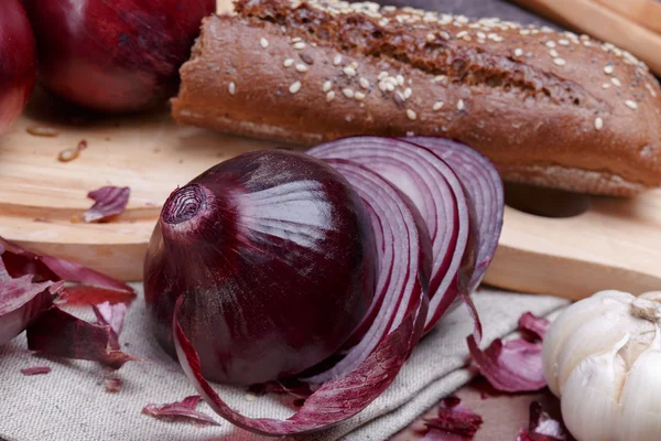 Zwiebeln, Brot und Knoblauch — Stockfoto